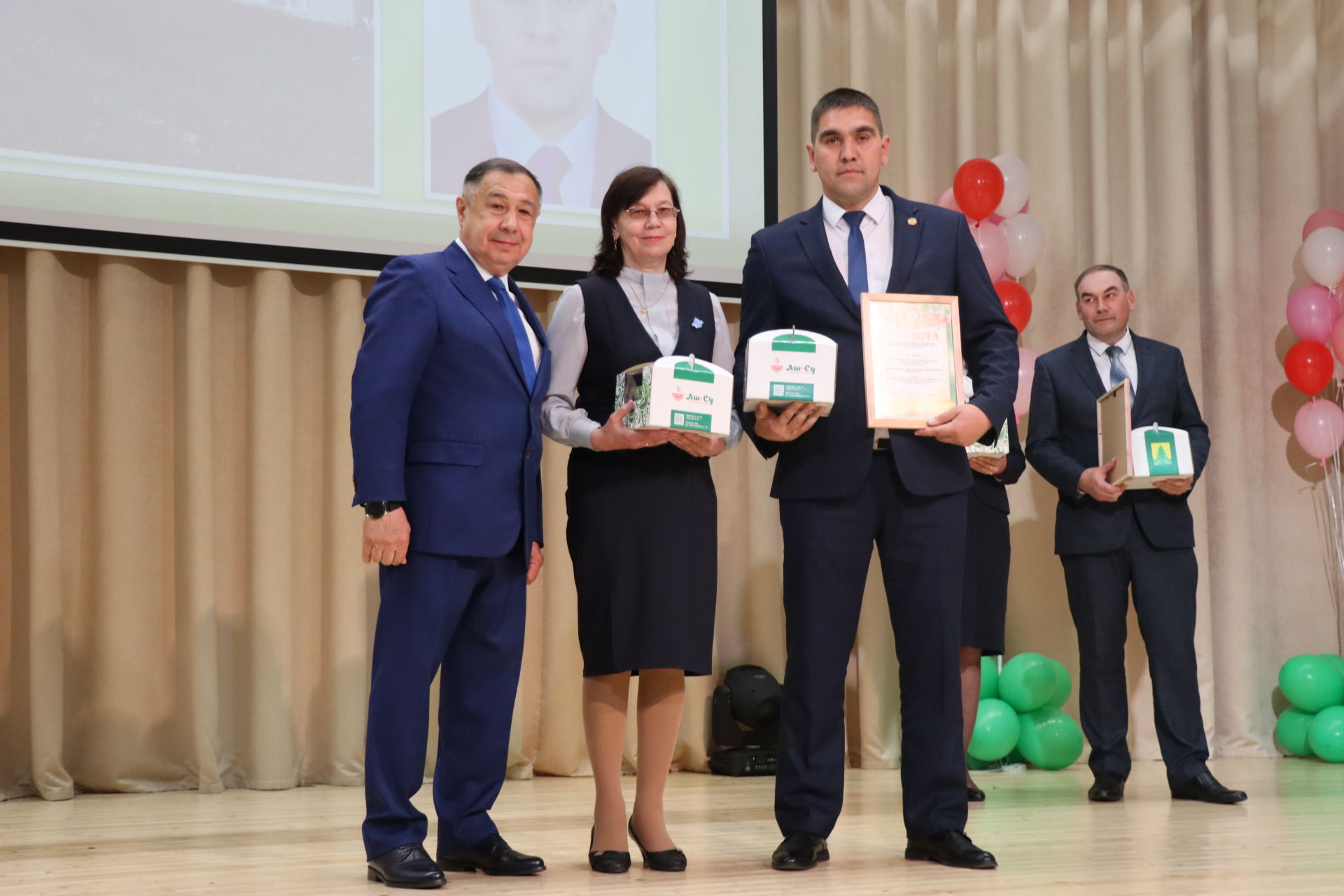 Район башлыгы Рәис Миңнеханов фән олимпиадаларында җинүчеләрне тәбрикләде