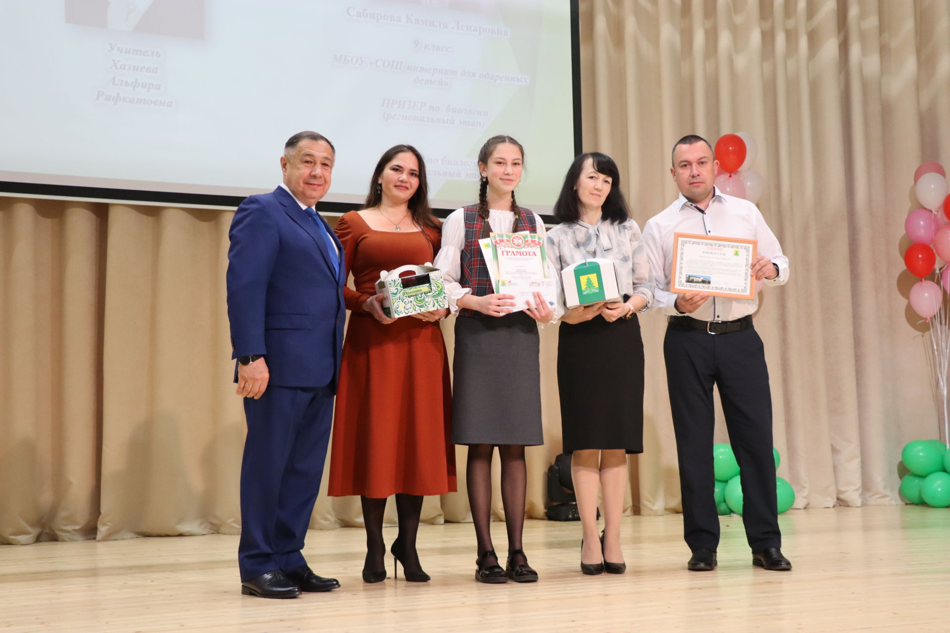 Район башлыгы Рәис Миңнеханов фән олимпиадаларында җинүчеләрне тәбрикләде