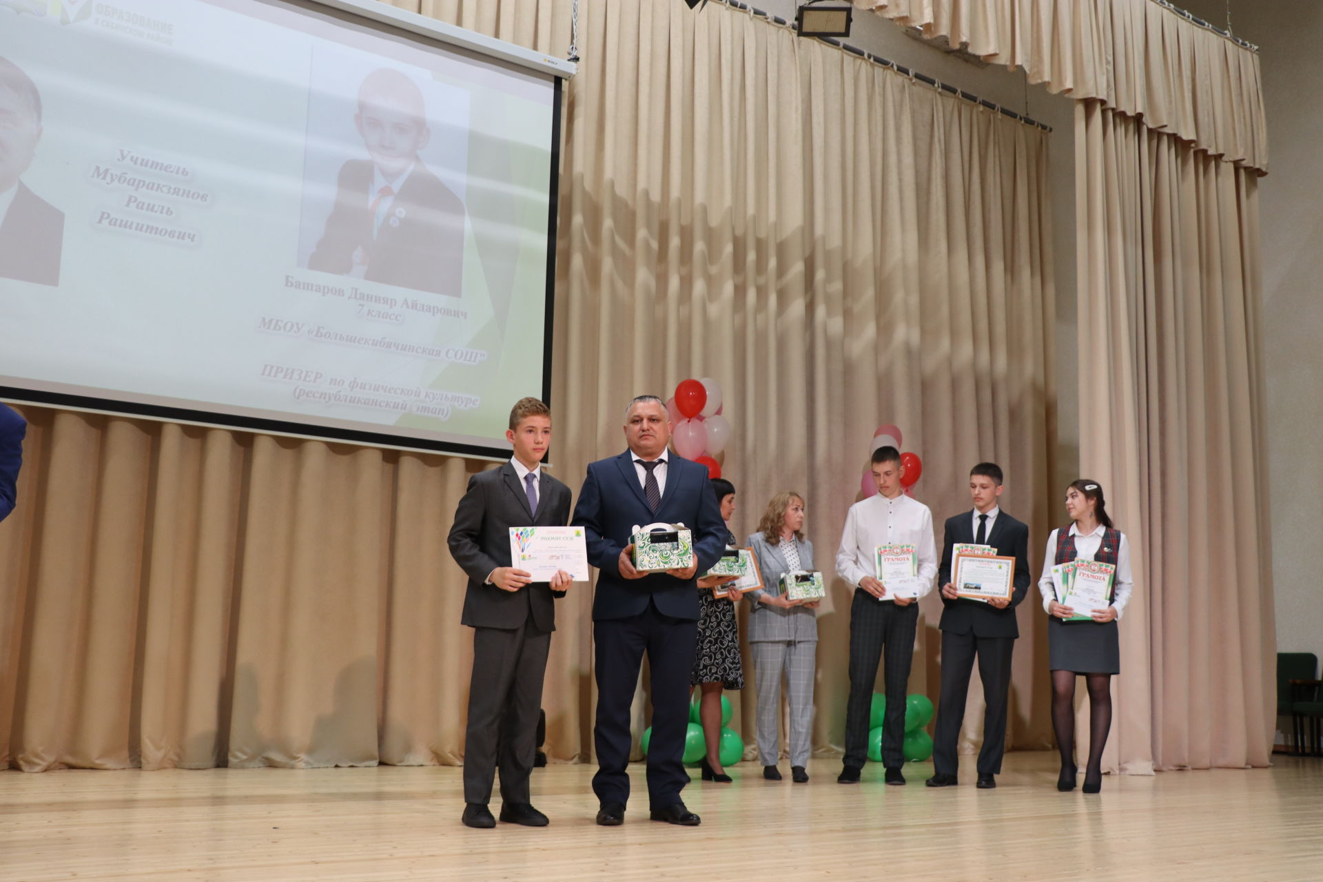 Район башлыгы Рәис Миңнеханов фән олимпиадаларында җинүчеләрне тәбрикләде