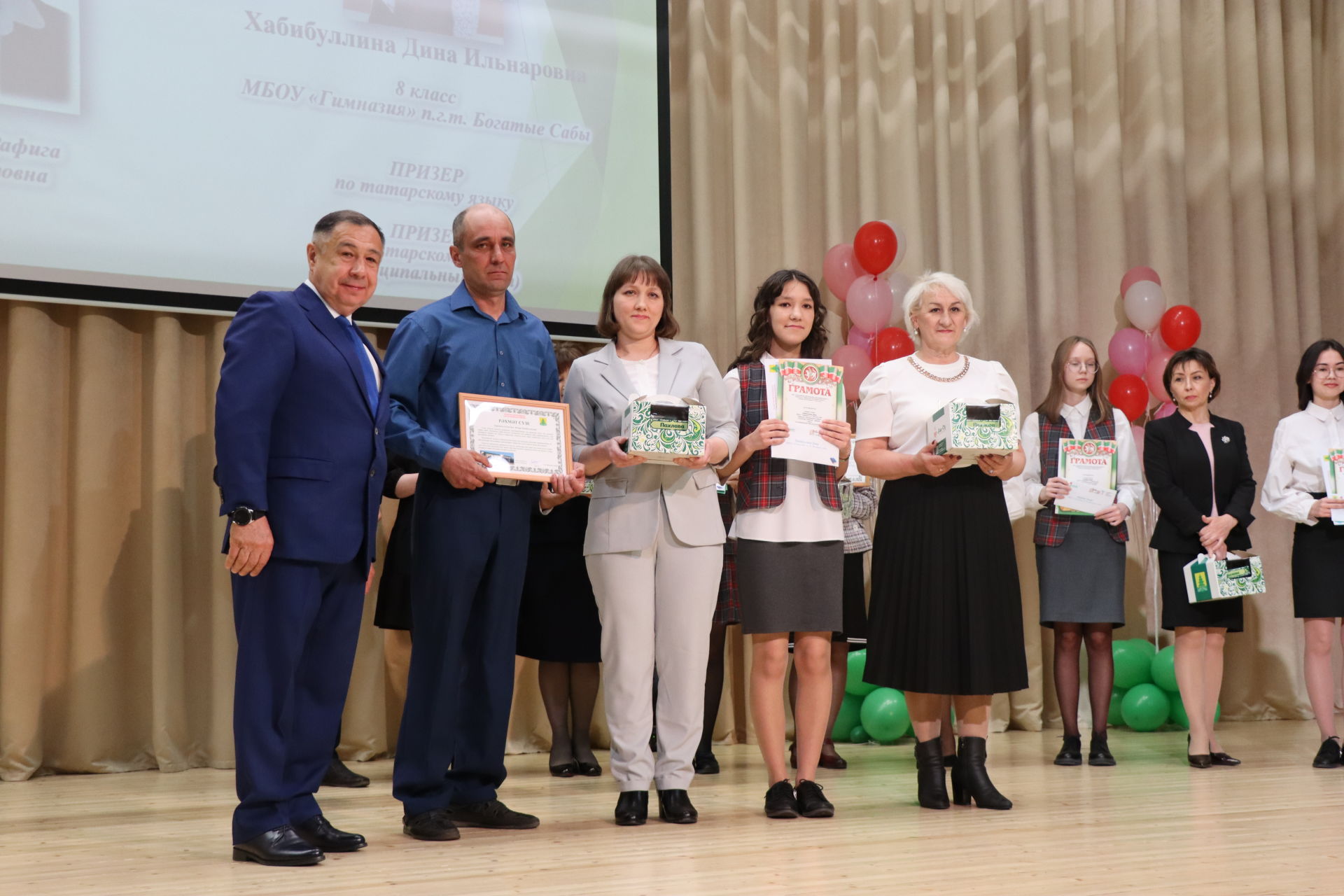 Район башлыгы Рәис Миңнеханов фән олимпиадаларында җинүчеләрне тәбрикләде