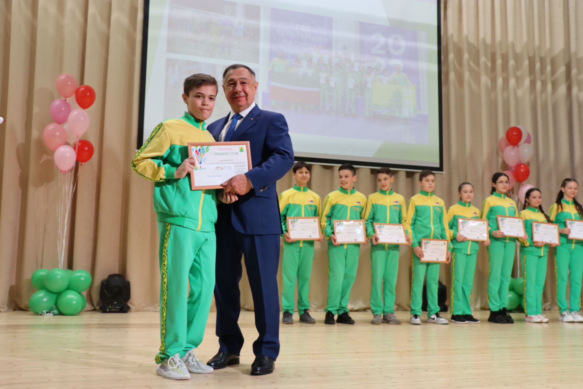 Район башлыгы Рәис Миңнеханов фән олимпиадаларында җинүчеләрне тәбрикләде