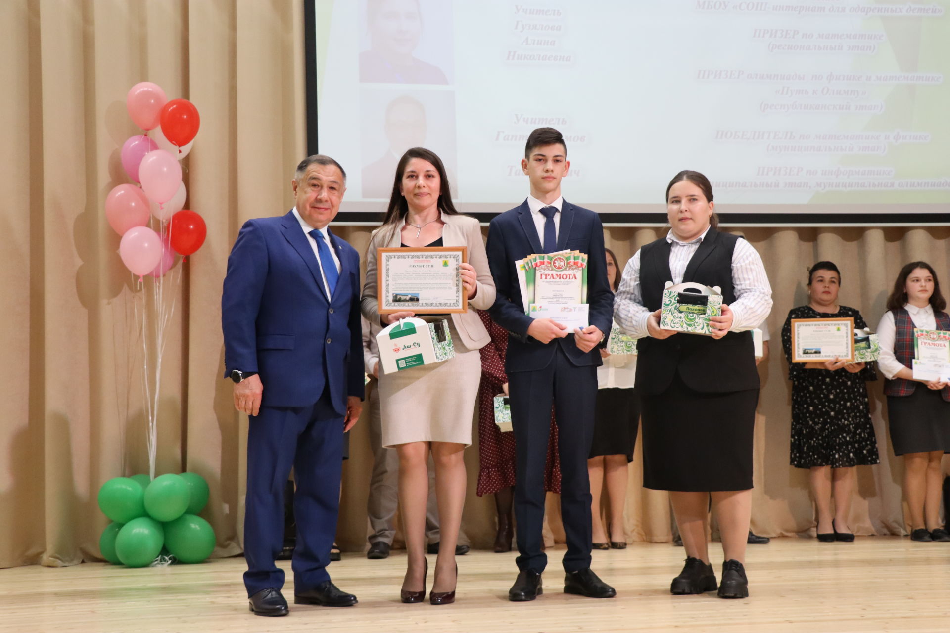 Район башлыгы Рәис Миңнеханов фән олимпиадаларында җинүчеләрне тәбрикләде