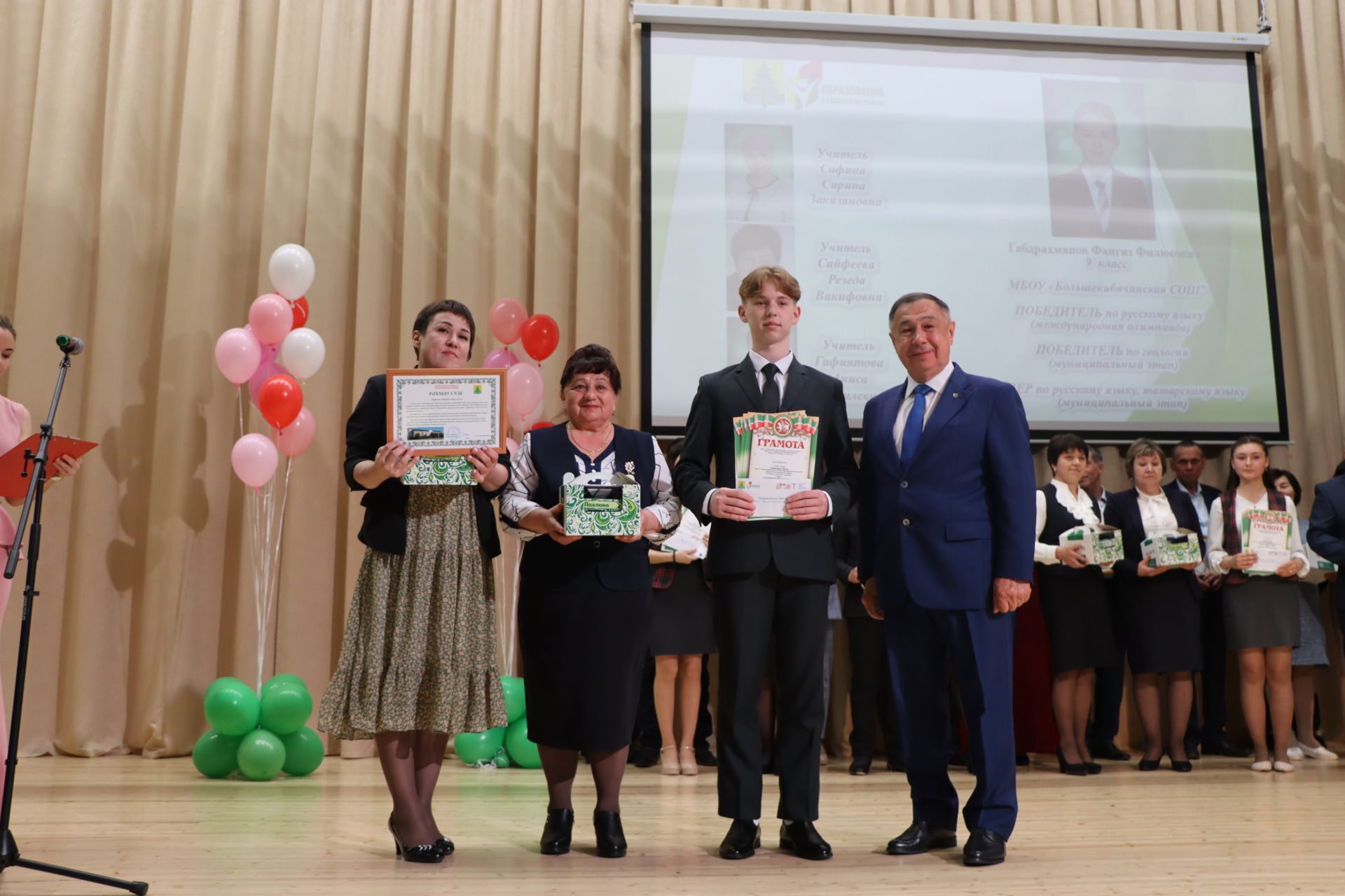 Район башлыгы Рәис Миңнеханов фән олимпиадаларында җинүчеләрне тәбрикләде