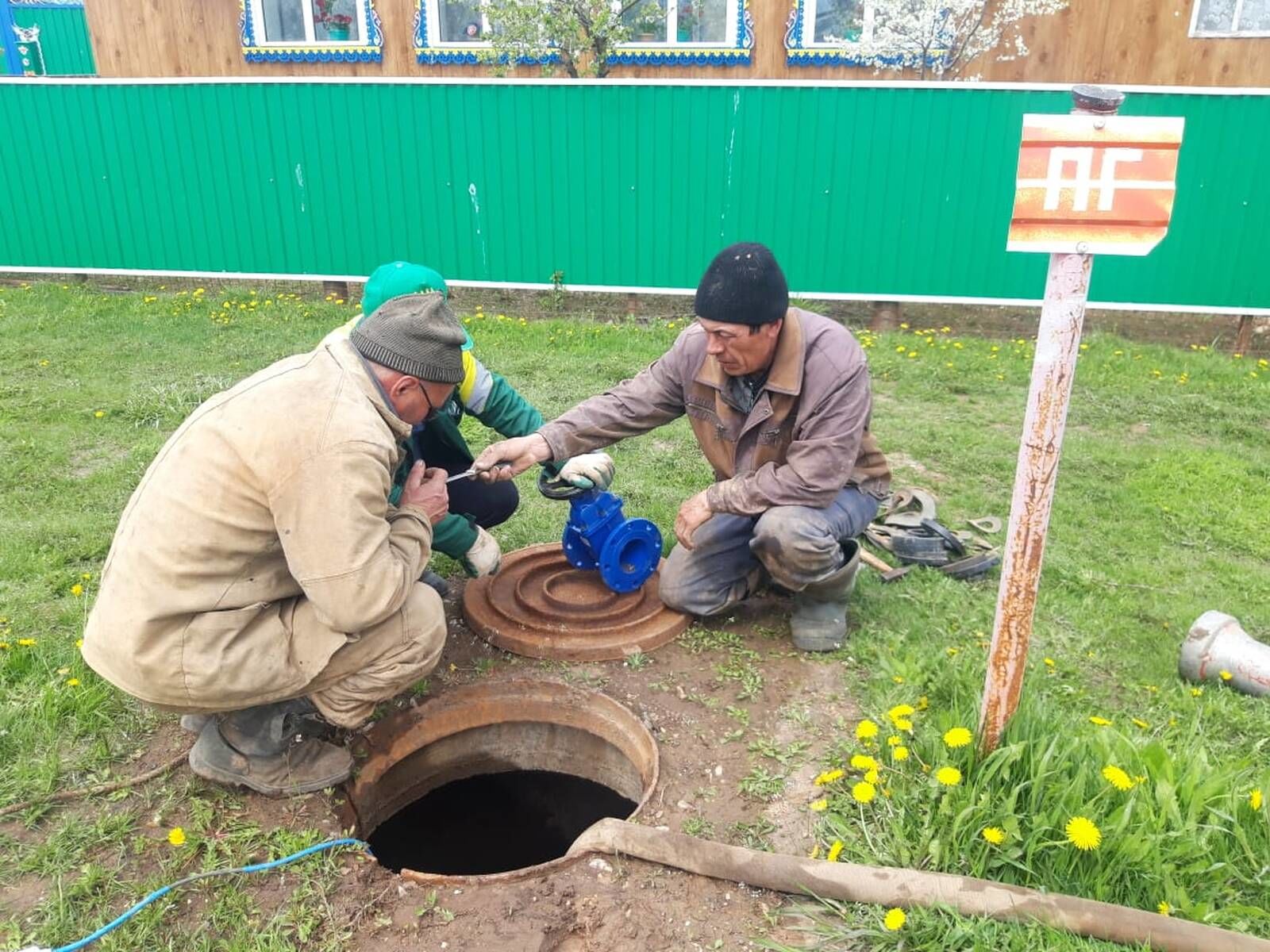 Олы Кибәче авылында суүткәргеч торбаларның тузган эшермәләре яңага алыштырылды