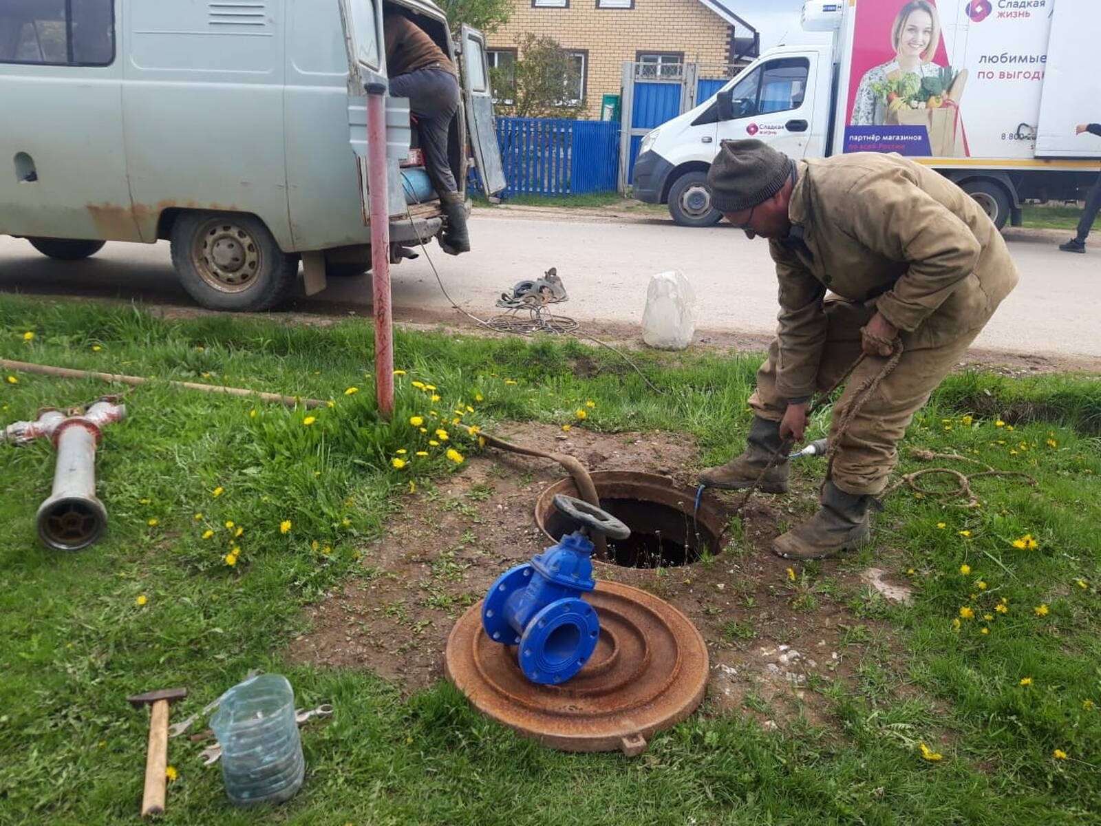 Олы Кибәче авылында суүткәргеч торбаларның тузган эшермәләре яңага алыштырылды