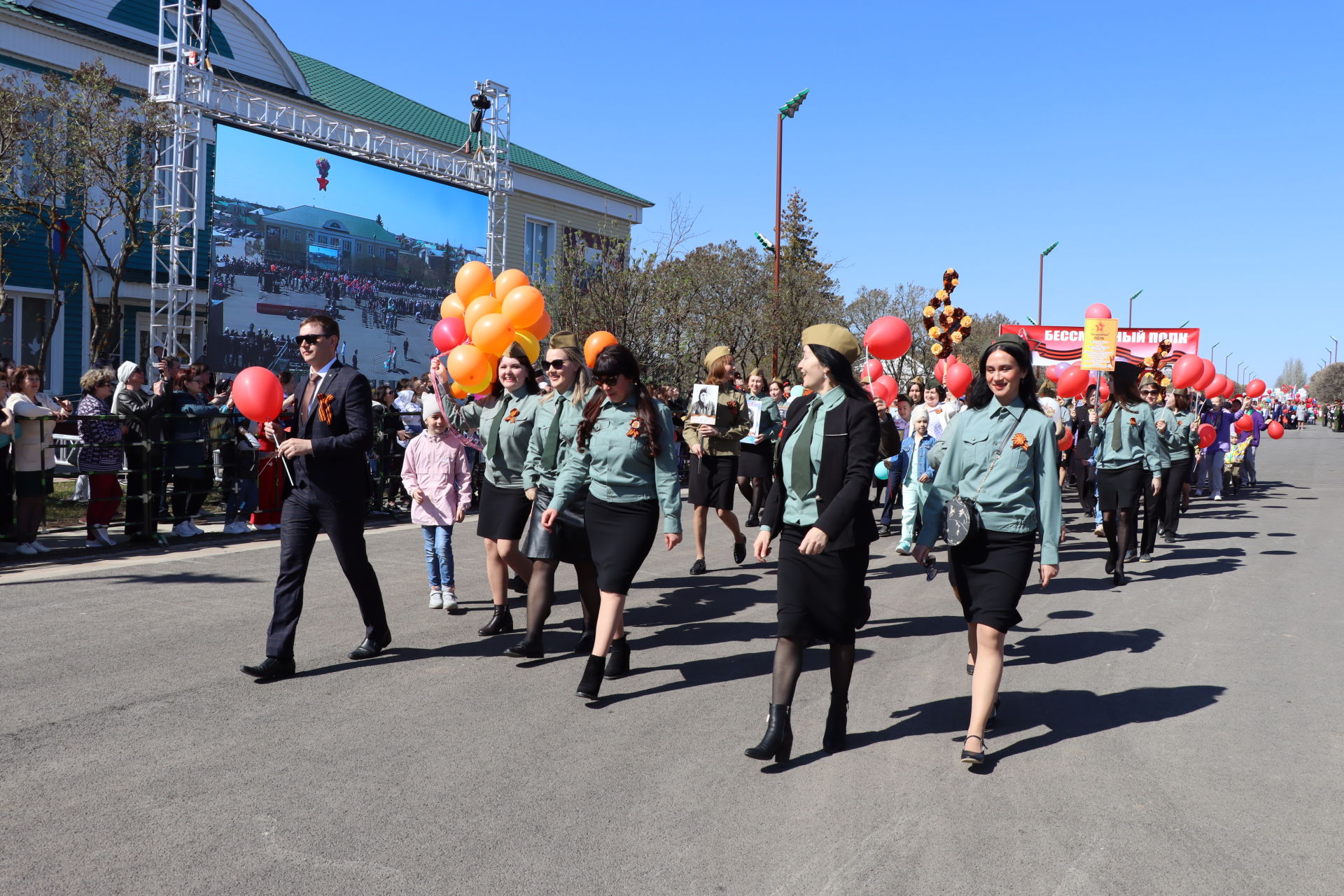 Байлар Сабасында Бөек Җиңүнең 77 еллыгына багышланган бәйрәм парады узды [фоторепортаж]