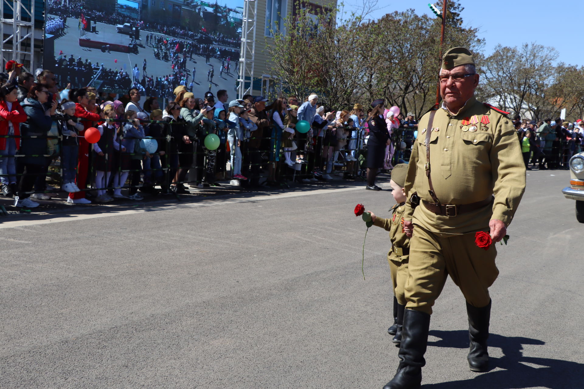 Сабада узган хәрби техника парадыннан фоторепортаж