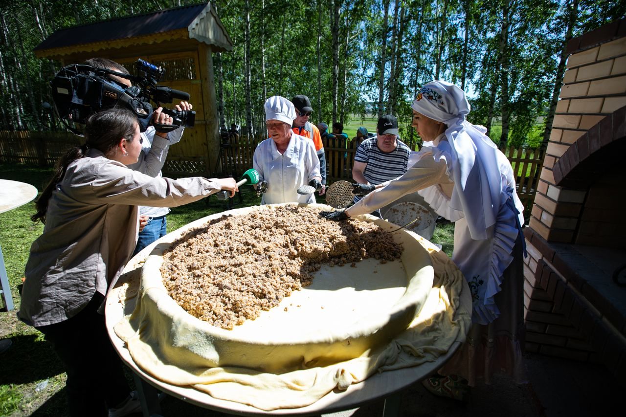 Балтачта рекордлы 71 килолы бәлеш пеште