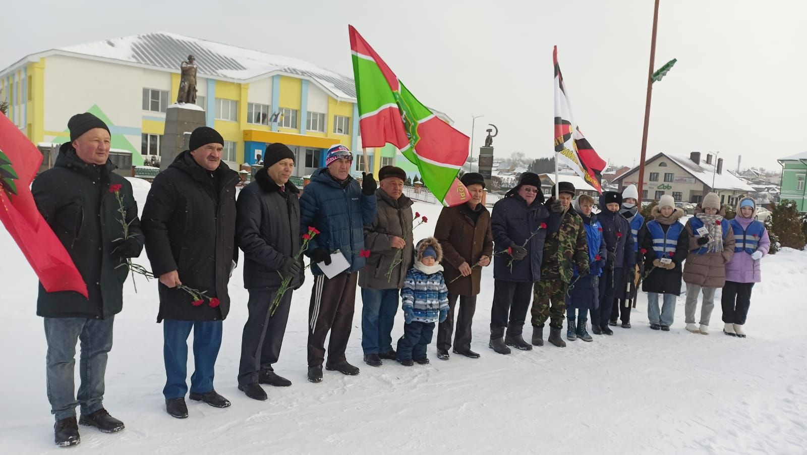 Февраль аенда район үзәгендәге Мәңгелек  утка икенче тапкыр чәчәкләр  куелды