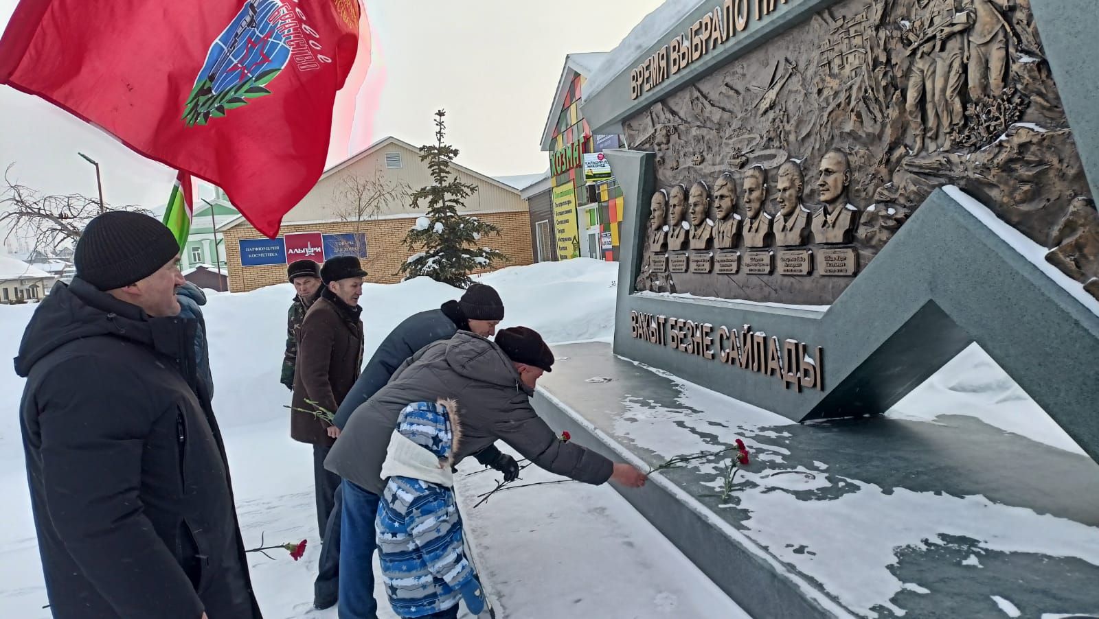 Февраль аенда район үзәгендәге Мәңгелек  утка икенче тапкыр чәчәкләр  куелды