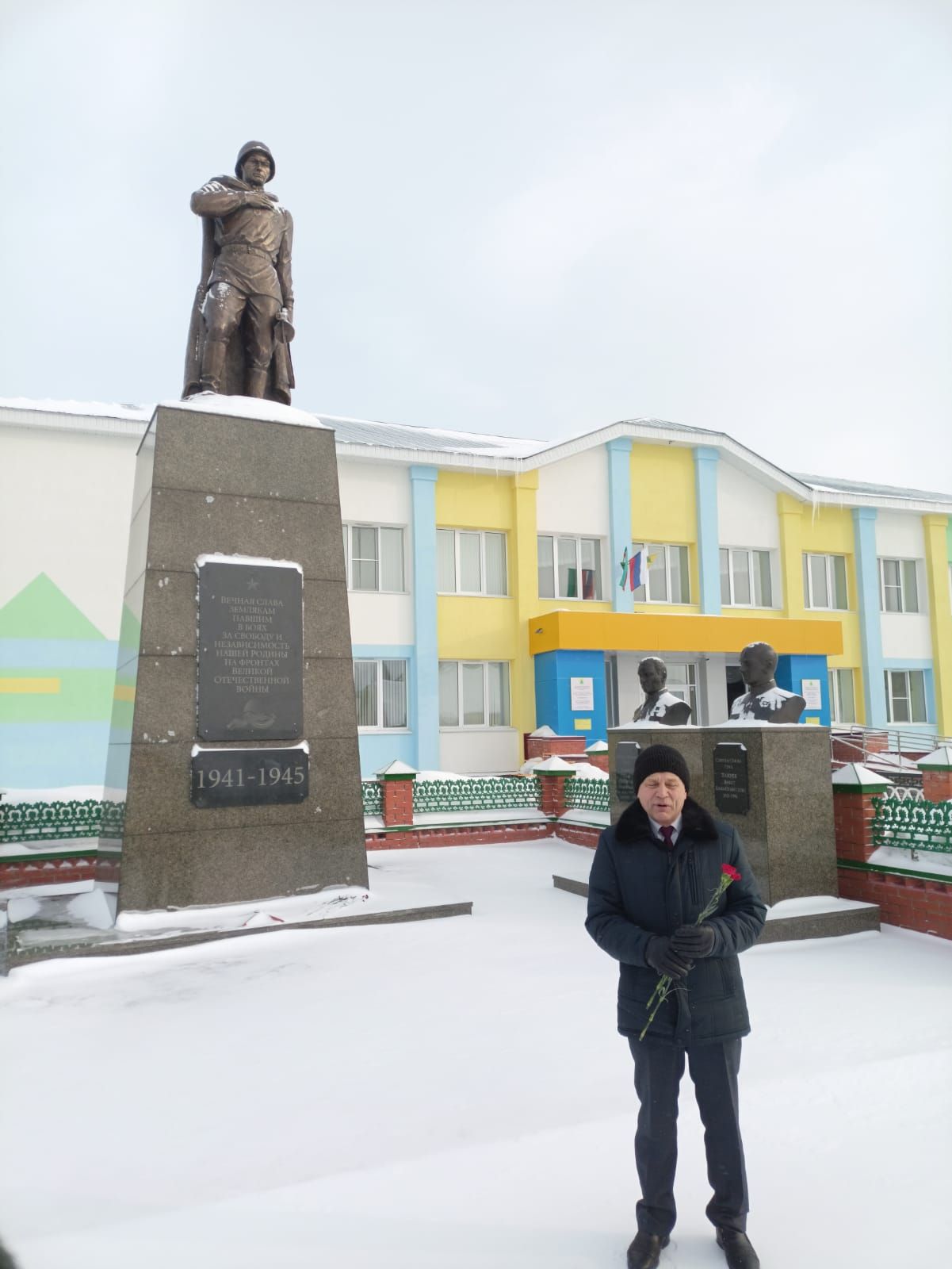 Февраль аенда район үзәгендәге Мәңгелек  утка икенче тапкыр чәчәкләр  куелды