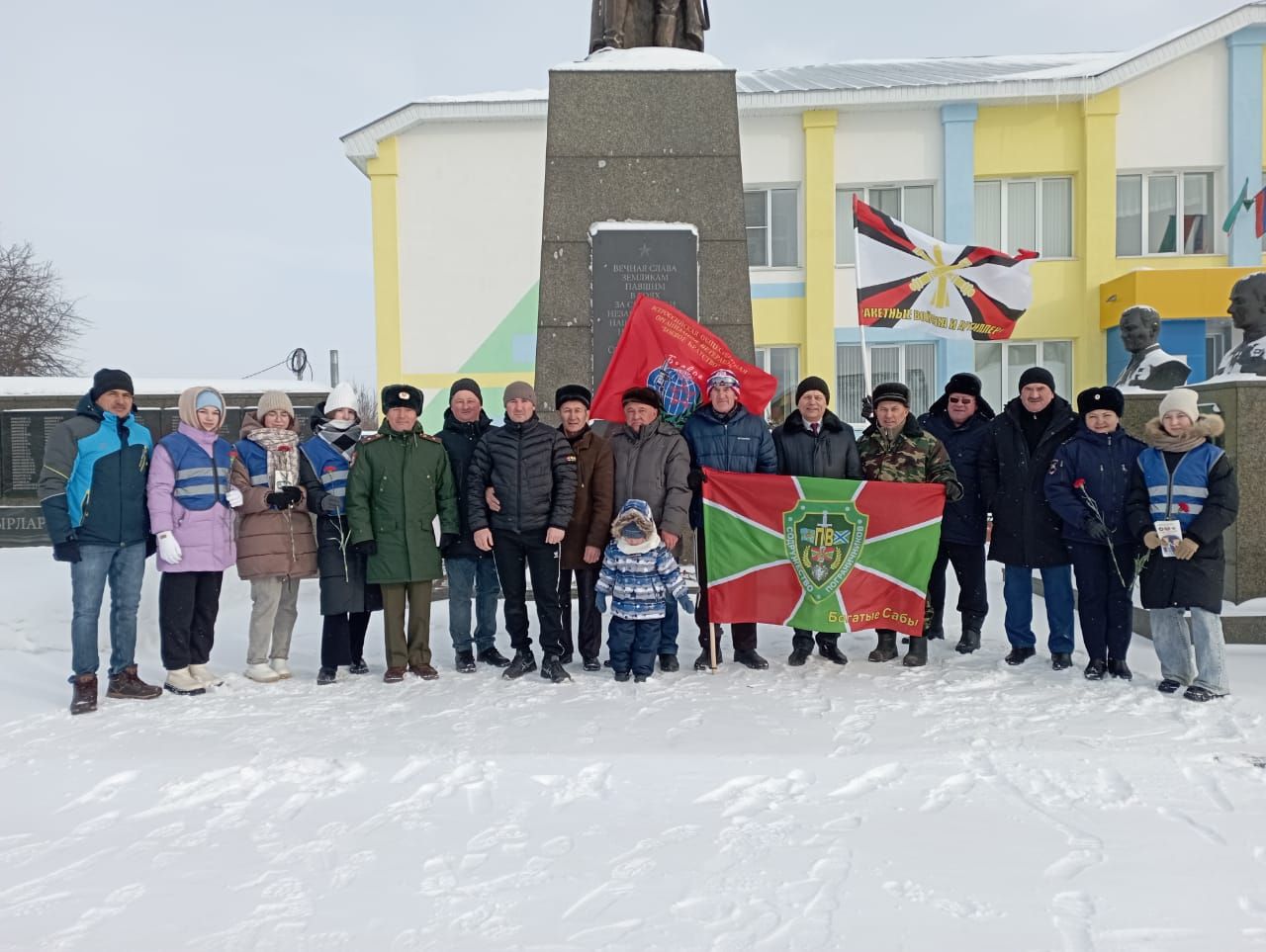 Февраль аенда район үзәгендәге Мәңгелек  утка икенче тапкыр чәчәкләр  куелды