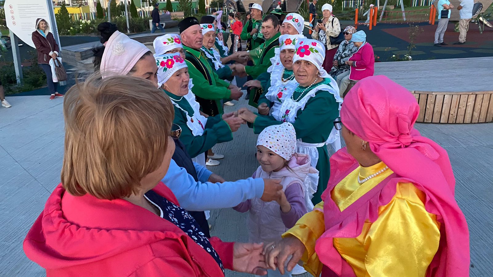 Шимбә кичендә Сабаның «Гаилә паркы»нда Олы Кибәче авыл җирлеге үзешчәннәре кичке уен оештырды