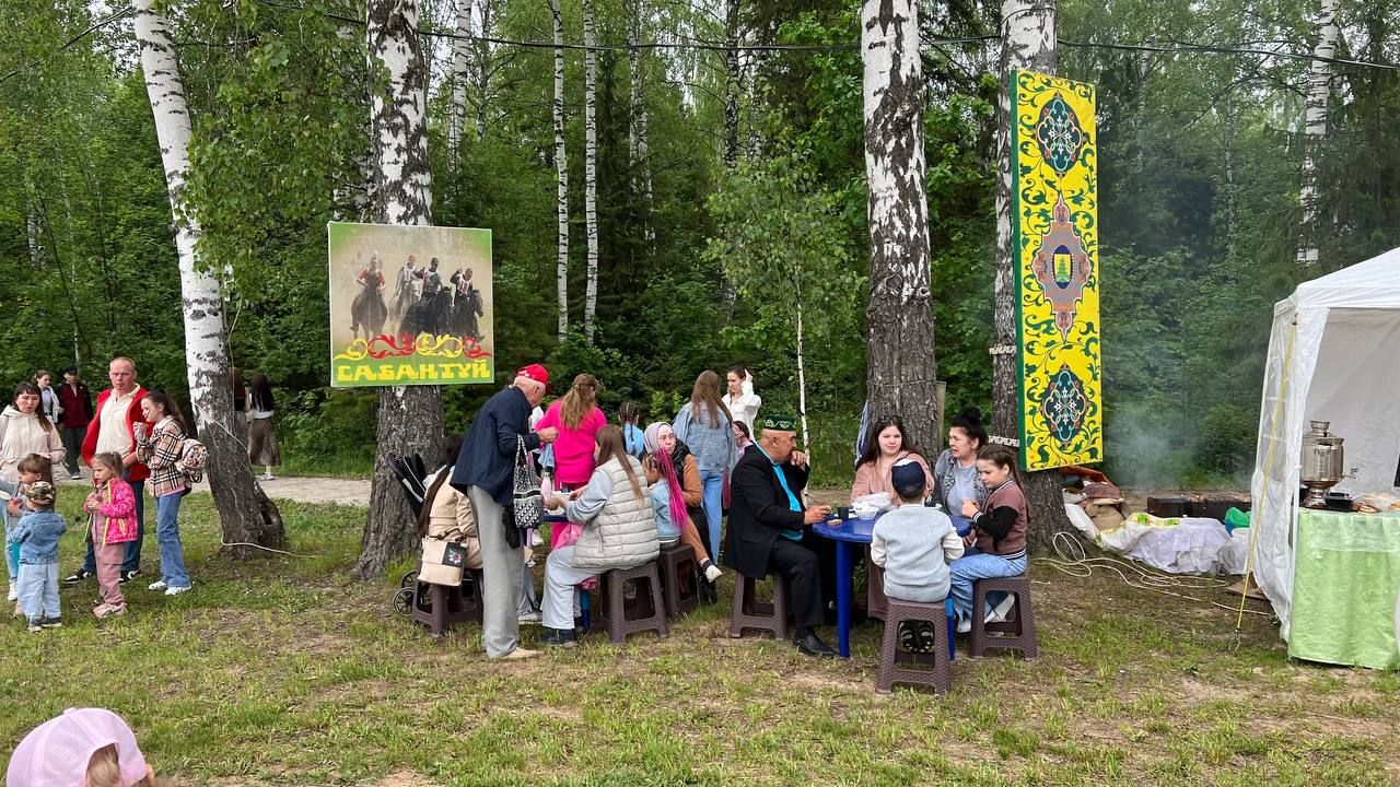 Саба Сабантуенда мәйдан янәшәсендә сәүдә гөрләде, балалар өчен махсус мәйданчыклар эшләде, аерым төр ярышлар да узды