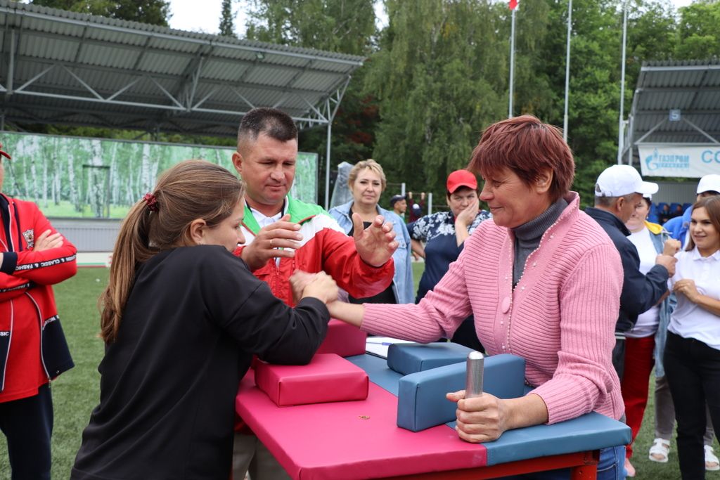 Хезмәттә алар гел  алдынгы,  бәйгеләрдә алкышлы