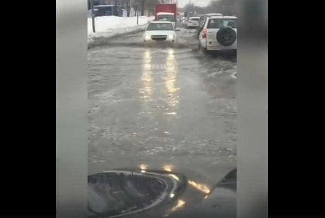 Видео: Казанның Совет районында урамны су баскан