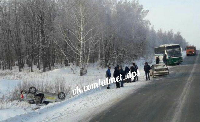 Татарстанда җиңел машина автобус белән бәрелешүдән соң әйләнеп капланган