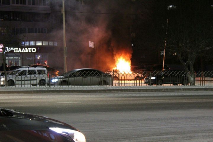 Видео: Чаллыда «Лада Самара» автомобиле янган