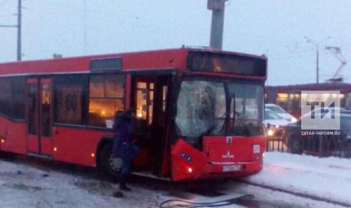 Фото: Ямашев урамында автобуслар бәрелешкәннән соң дүрт кеше хастаханәгә озатылган