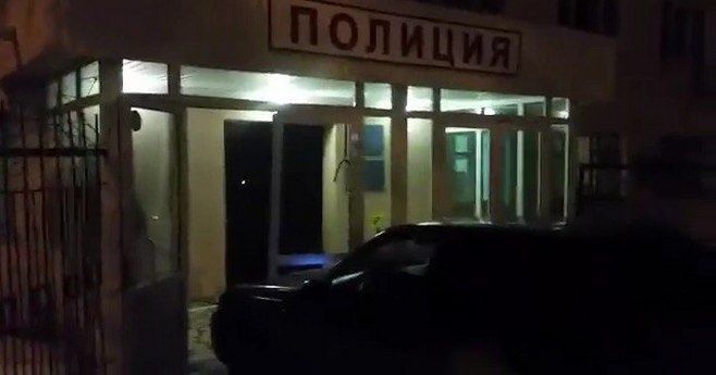 Видео: Уфада исерек пассажир аркасында такси полиция бинасына килеп бәрелгән