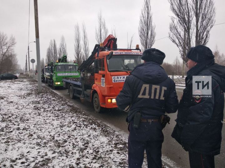 Казанда яшәүчеләр зарлангач, тротуардагы автомобильләрне эвакуатор алып киткән