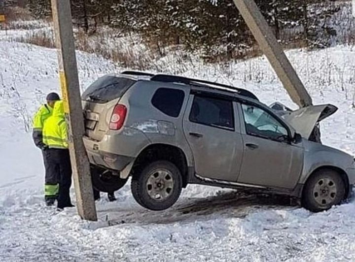 Татарстанда чит ил автомобиле юл читенә очып, ике багана арасында кысылып калган