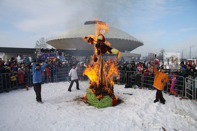 Казанлылар Меңьеллык мәйданындагы боз шәһәрчегендә коймак белән сыйланды