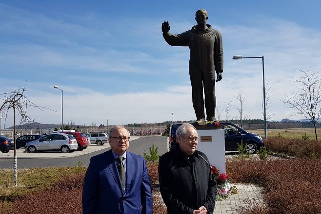 Минтимер Шәймиев Юрий Гагарин һәйкәленә чәчәкләр салды