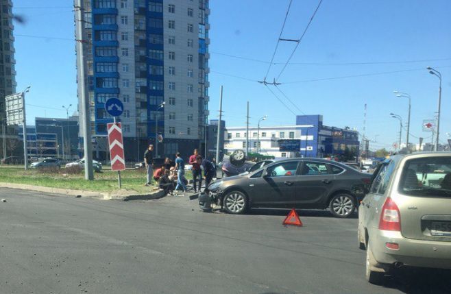 Фото: Казанда танк боҗрасында чит ил автомобиле әйләнеп капланган