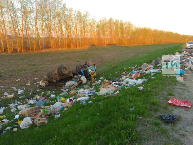 Татарстанда чүп ташый торган “ЗИЛ” һәм йөк машинасы бәрелешеп беренчесе юл кырыена төшеп капланган