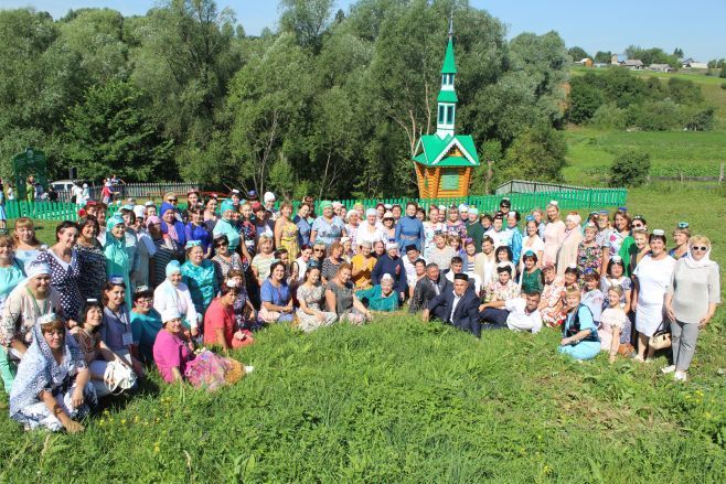 “Ак калфак”ның күчмә утырышы вәкилләре Кушлавычта “Мулла чишмәсе”н ачуда катнашты