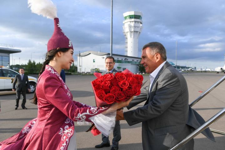 Р.Миңнеханов Ислам икътисады халыкара форумында катнашу өчен Казахстанга килде