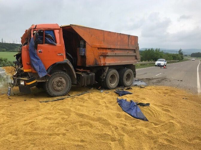 Әлмәт районында ком төялгән самосвал фурага бәрелгән