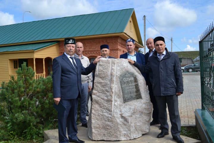 Сатышта  авылга 1170 елда нигез салынуын фәнни дәлиләгән тарихи һәйкәл – гранит таш кую тантанасы