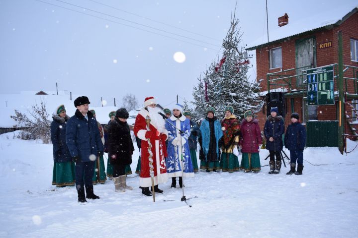 Питрәч районы башлыгы Илһам Кашапов күп балалы гаиләгә сыер бүләк иткән