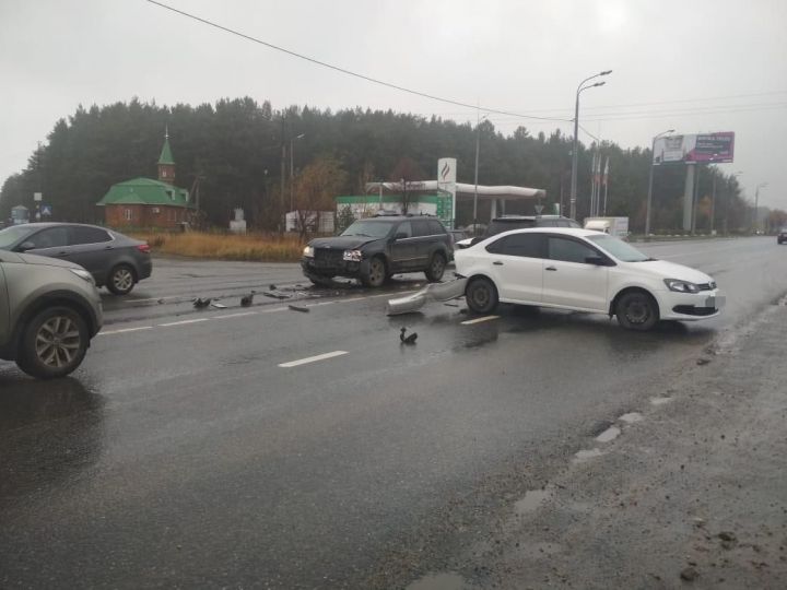 “Джип” һәм “Фольксваген” катнашындагы авариядә бала зыян күргән