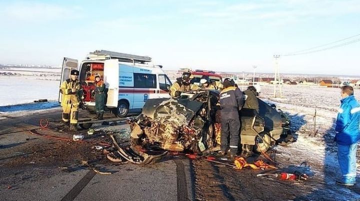 Татарстанда ике җиңел автомобиль бәрелешкән, машина йөртүчеләрнең икесе дә имгәнгән