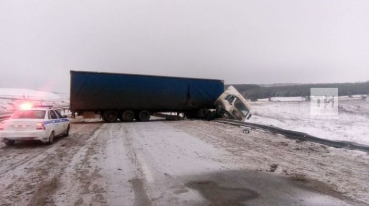 Татарстанда М7 трассасында булган авария нәтиҗәсендә транспорт хәрәкәте кыенлашкан