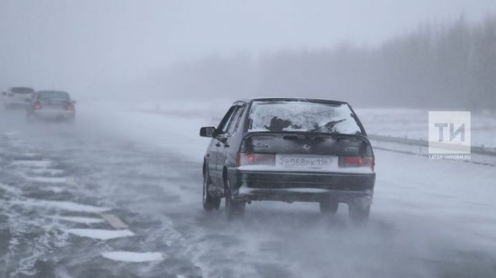 Татарстан синоптиклары көчле җил һәм бозлавык турында кисәтә