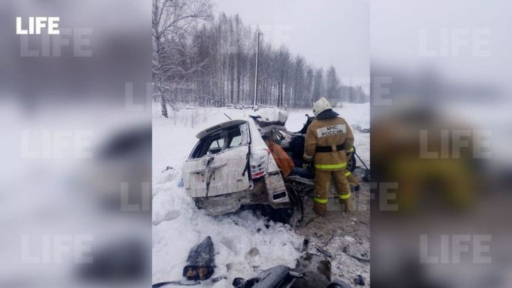 Микроавтобус белән җиңел машина бәрелүе аркасында 2 кешен һәлак була