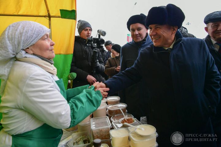 Рөстәм Миңнеханов “Казан” агросәнәгать паркында авыл хуҗалыгы ярминкәсендә булды