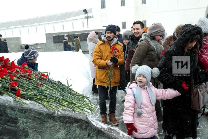 Нурбәк Батулла: Муса Җәлил һәйкәленә чәчәкләрне балачактан салам