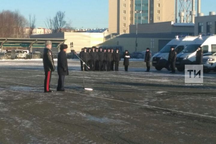 Рөстәм Миңнеханов транспорттагы полиция хезмәткәрләренә яңа машина ачкычлары тапшырды