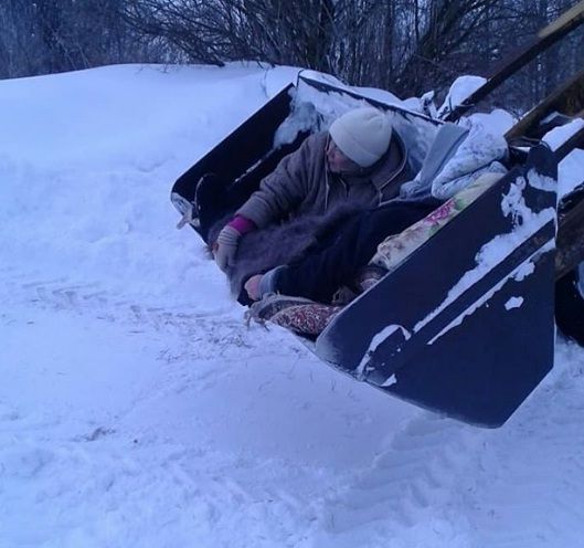 Татарстанда, "скорая" керә алмагач, авыруны трактор белән чыгарганнар (ФОТО, ВИДЕО)