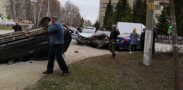 Бөгелмәдә полицейский автомобиле белән юл-транспорт һәлакәте булган