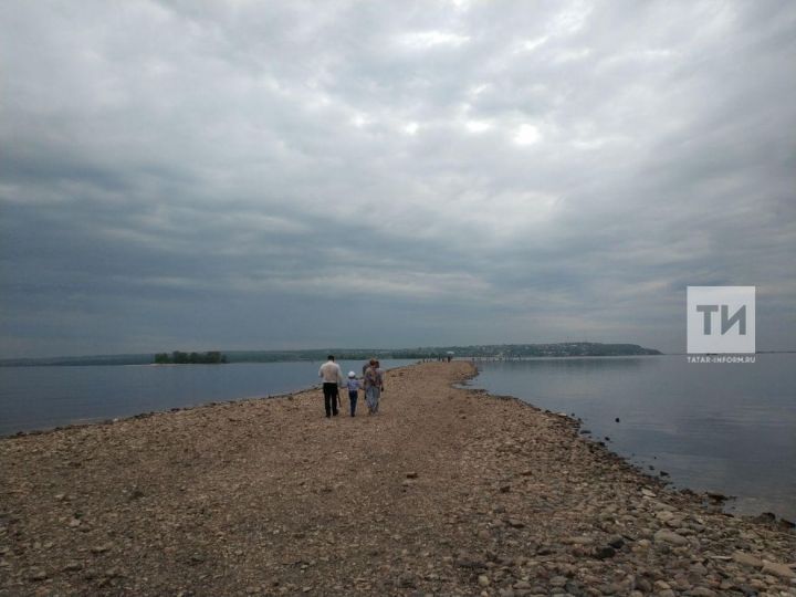 Казанда Идел саегу сәбәпле өскә чыккан трактның өчтән ике өлеше су астына киткән