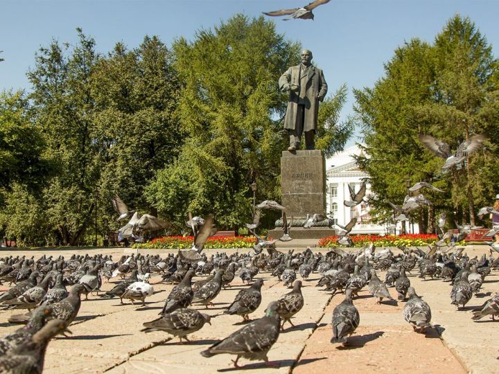 "Китапларны кызыл чүпрәккә төреп йөрдек". Социализмны сагынабызмы, әллә яшьлекнеме?