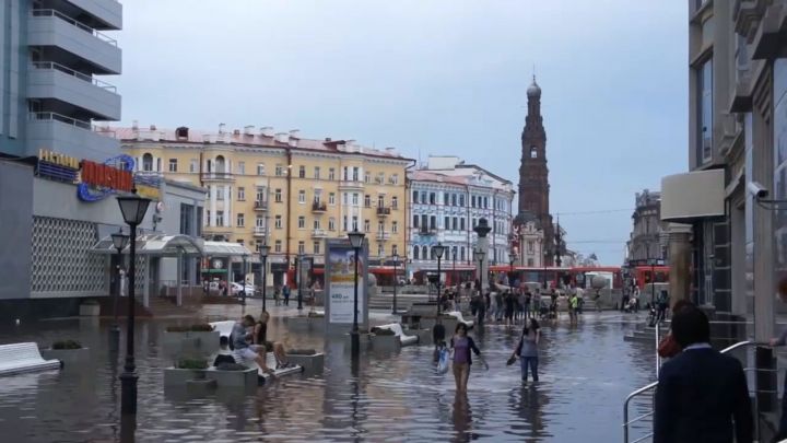 Казанда көчле яңгырдан соң Петербург урамын су баскан