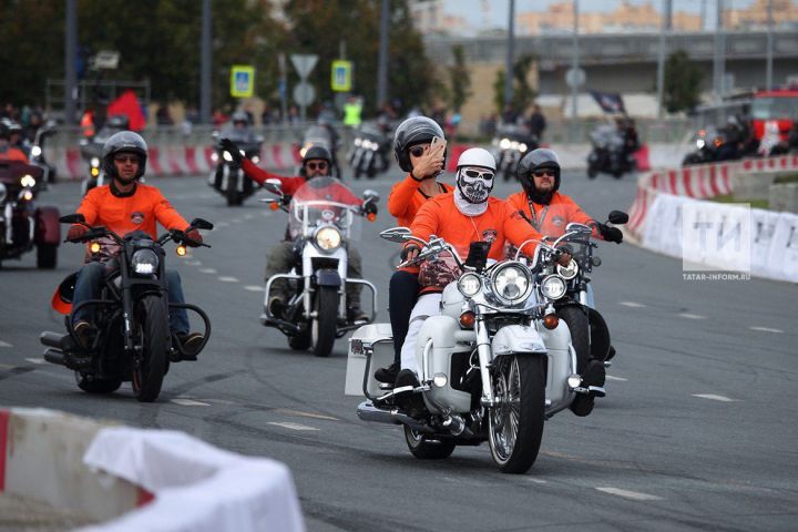 Рөстәм Миңнеханов Kazan City Racing автотамашасында «Урал» мотоциклында йөрде