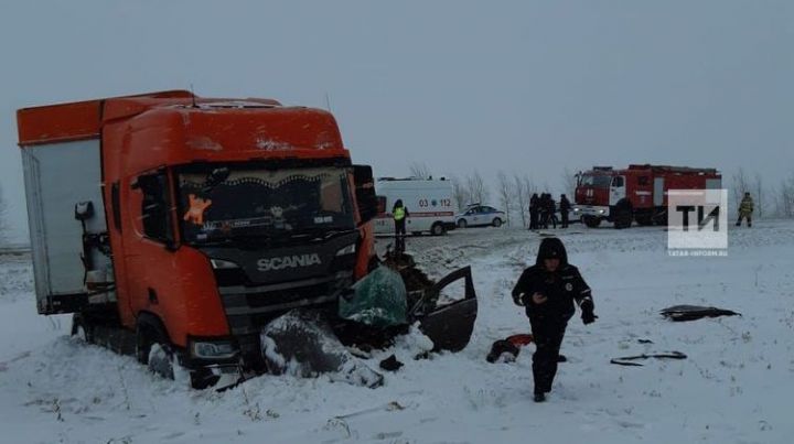 Татарстанда фура белән җиңел машина катнашындагы һәлакәттә ике кешенең гомере өзелгән